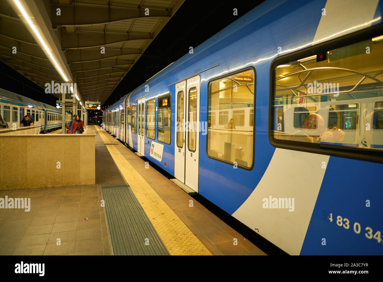 Venedig, Italien - ca. Mai, 2019: Ein Zug am Bahnhof in Venedig gesehen Stockfoto