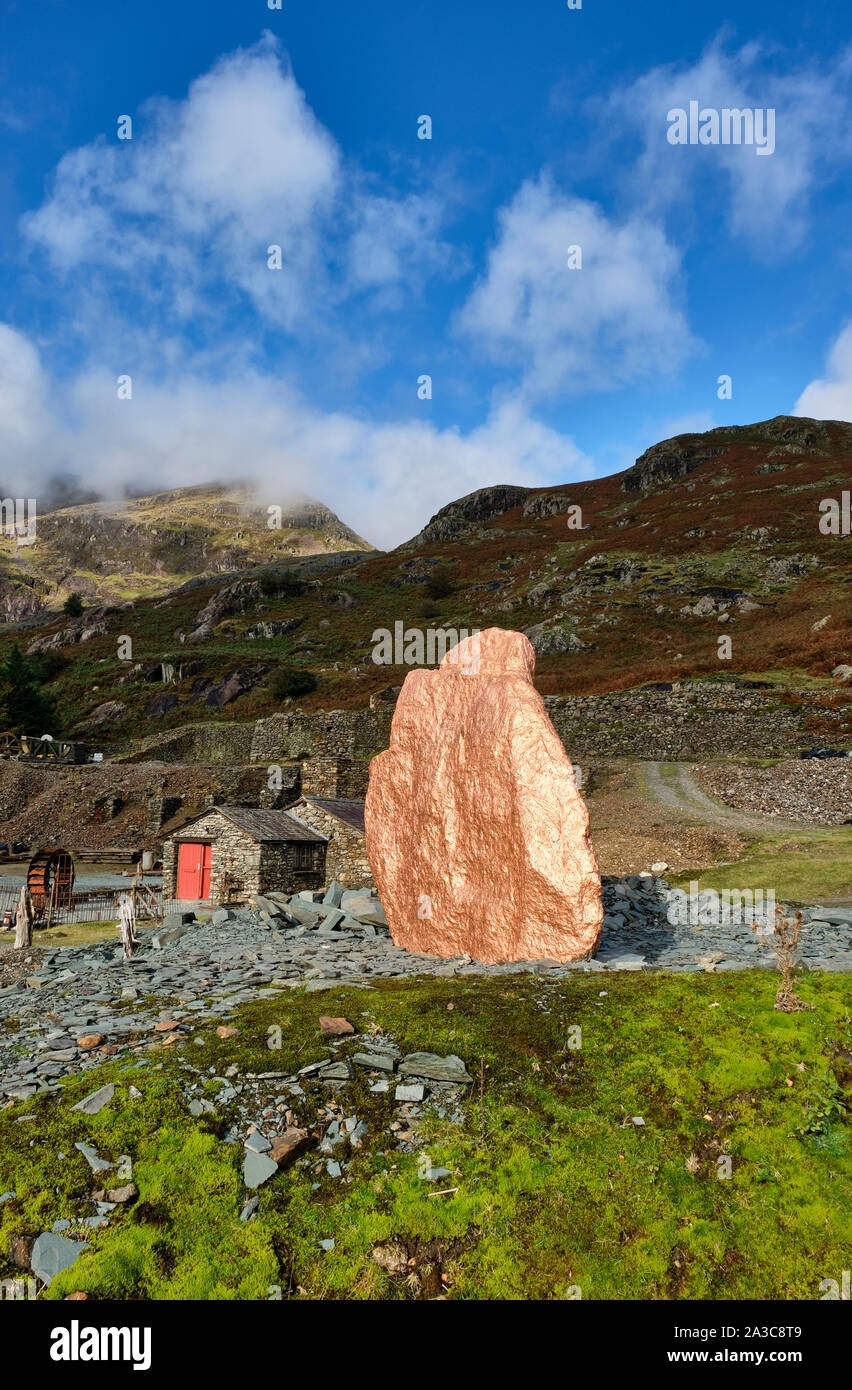 Kupfer gemalten Rock, Teil der Kupfer in unseren Adern Art Trail in die coppermines Tal, Coniston, Lake District, Cumbria Stockfoto