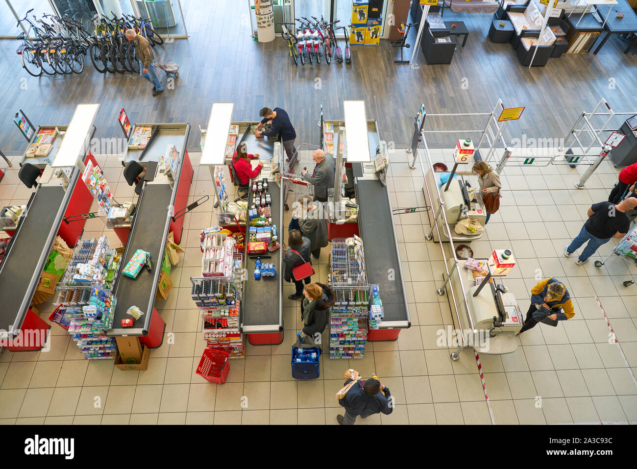 Venedig, Italien - ca. Mai 2019: Innenraum geschossen von InterSPAR Supermarkt in Venedig, Italien. Stockfoto