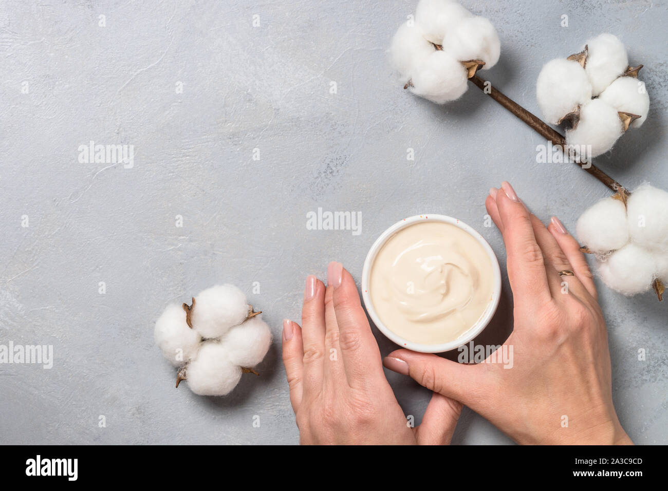 Clay Mask und Baumwolle Blumen, Hautpflegeprodukte. Stockfoto