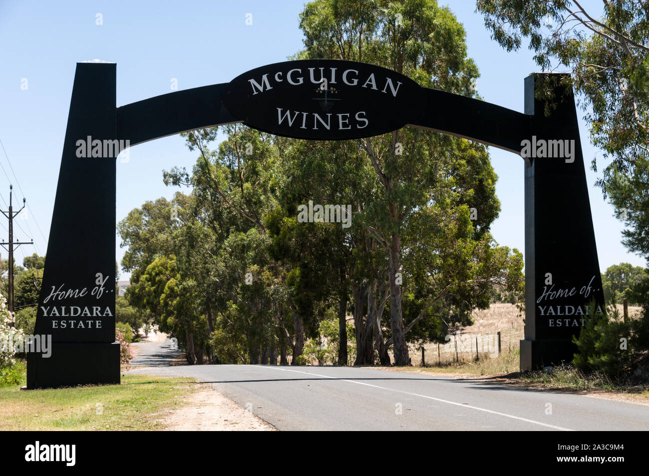 Der Torbogen, der zur McGulgan Weingut im Barossa Valley Weinregion in South Australia. Es gibt etwa 150 Weingüter im Barossa Valley Stockfoto