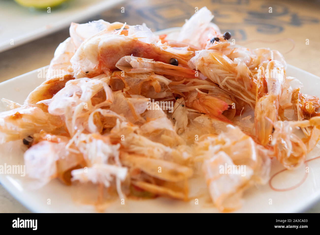 Krabben oder Garnelen Muscheln und Köpfe auf einer Platte Stockfoto