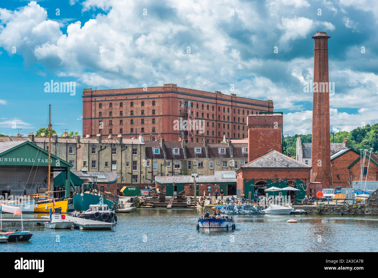 Schwimmenden Hafen an Underfall Yard mit viktorianischen Pump Room & eine alte Tabak Lager an den hinteren, Bristol, Avon, England, UK. Stockfoto