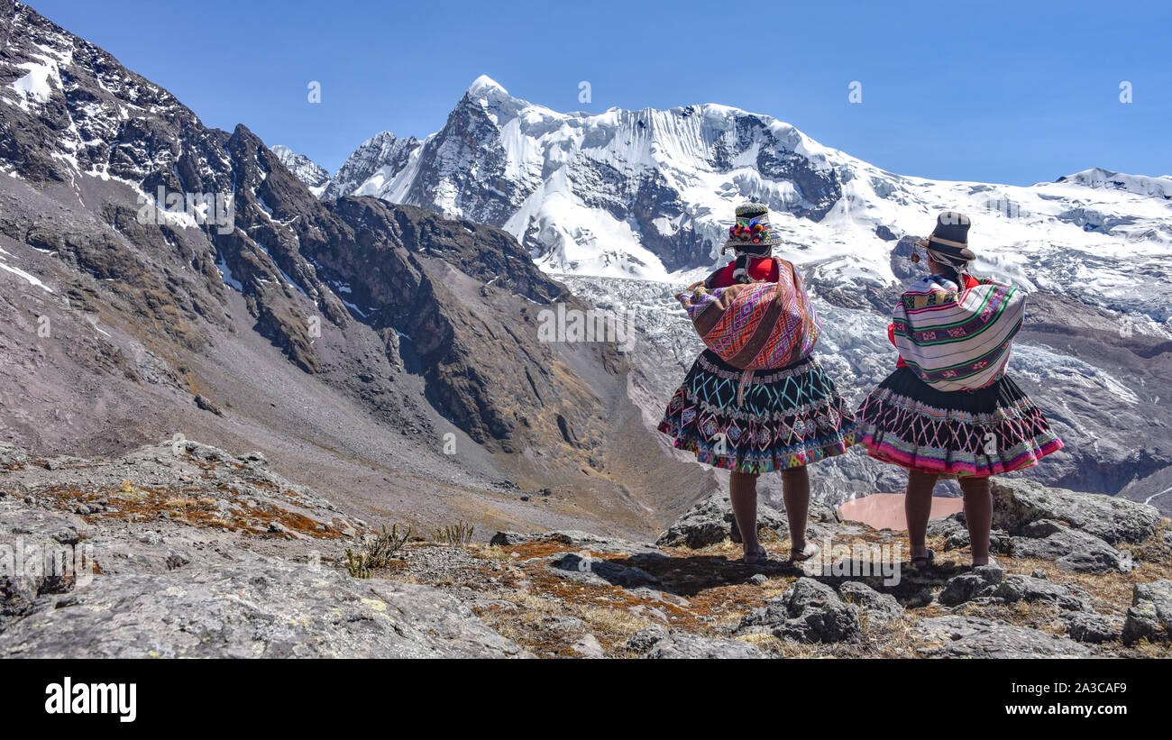 Quechua Mädchen bewundern die Berge der Anden auf dem Ausangate Trail. Cusco, Peru Stockfoto