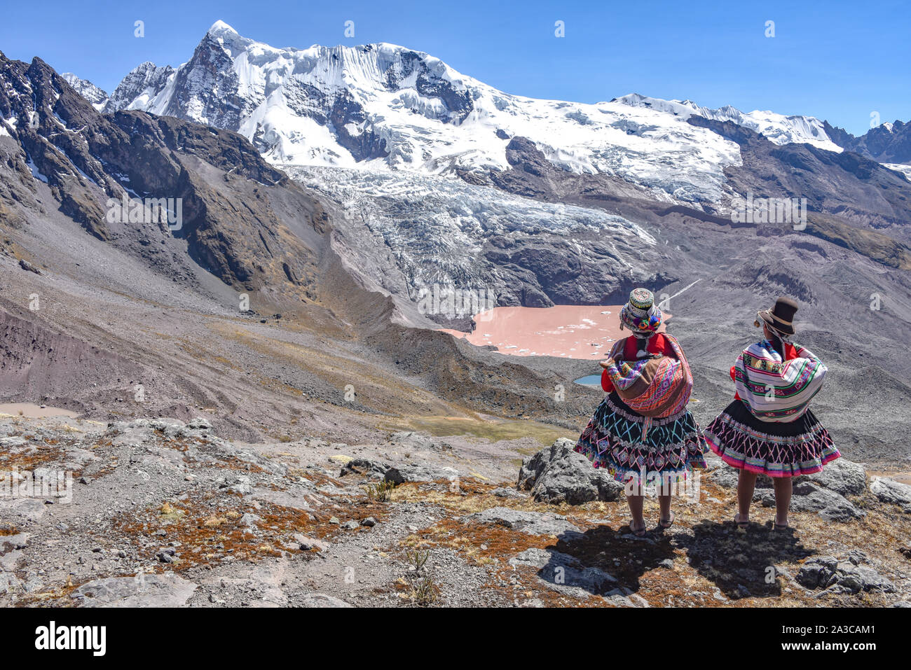 Quechua Mädchen bewundern die Berge der Anden auf dem Ausangate Trail. Cusco, Peru Stockfoto