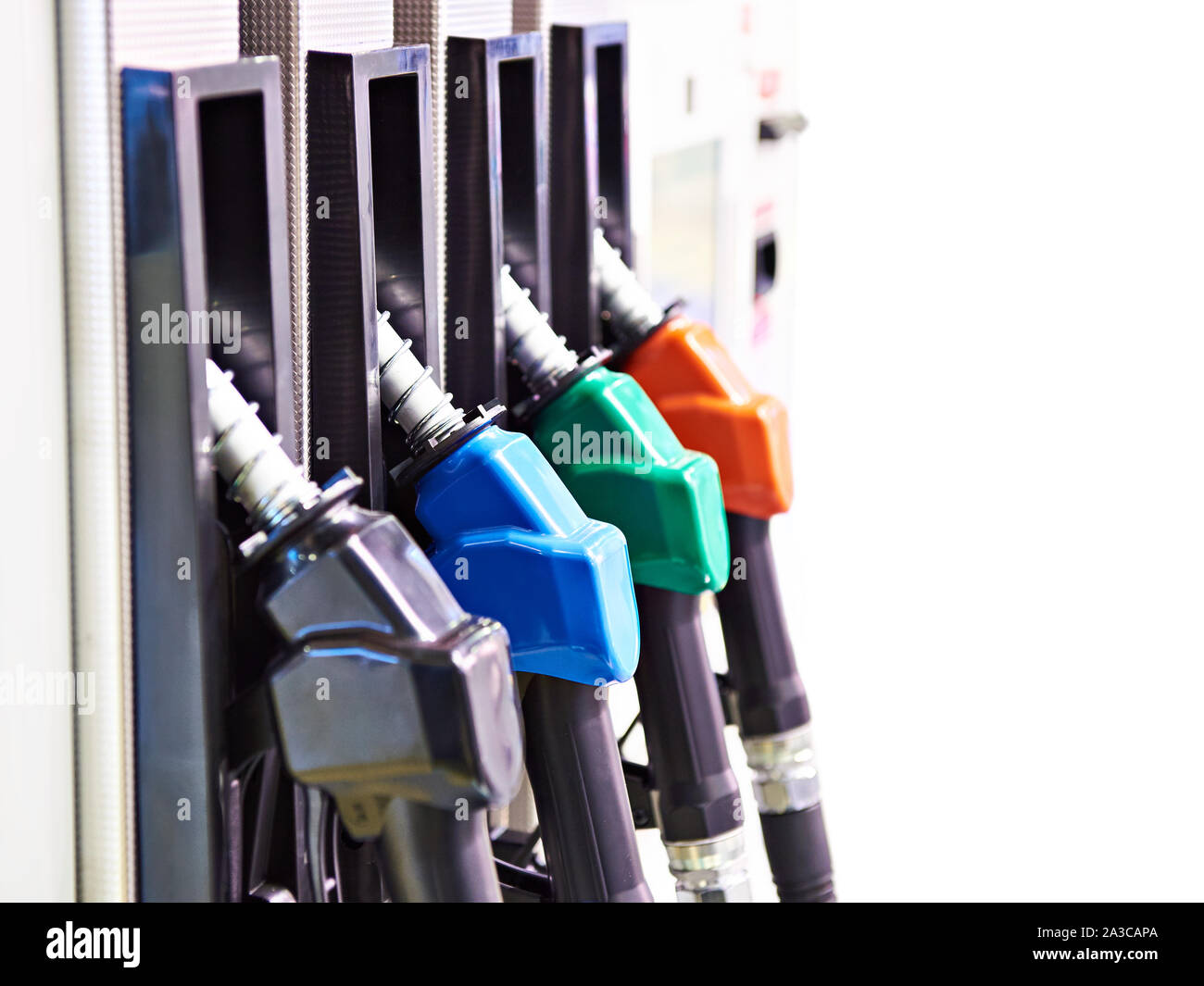 Die Düsen auf Tankstelle isoliert weißer Stockfoto