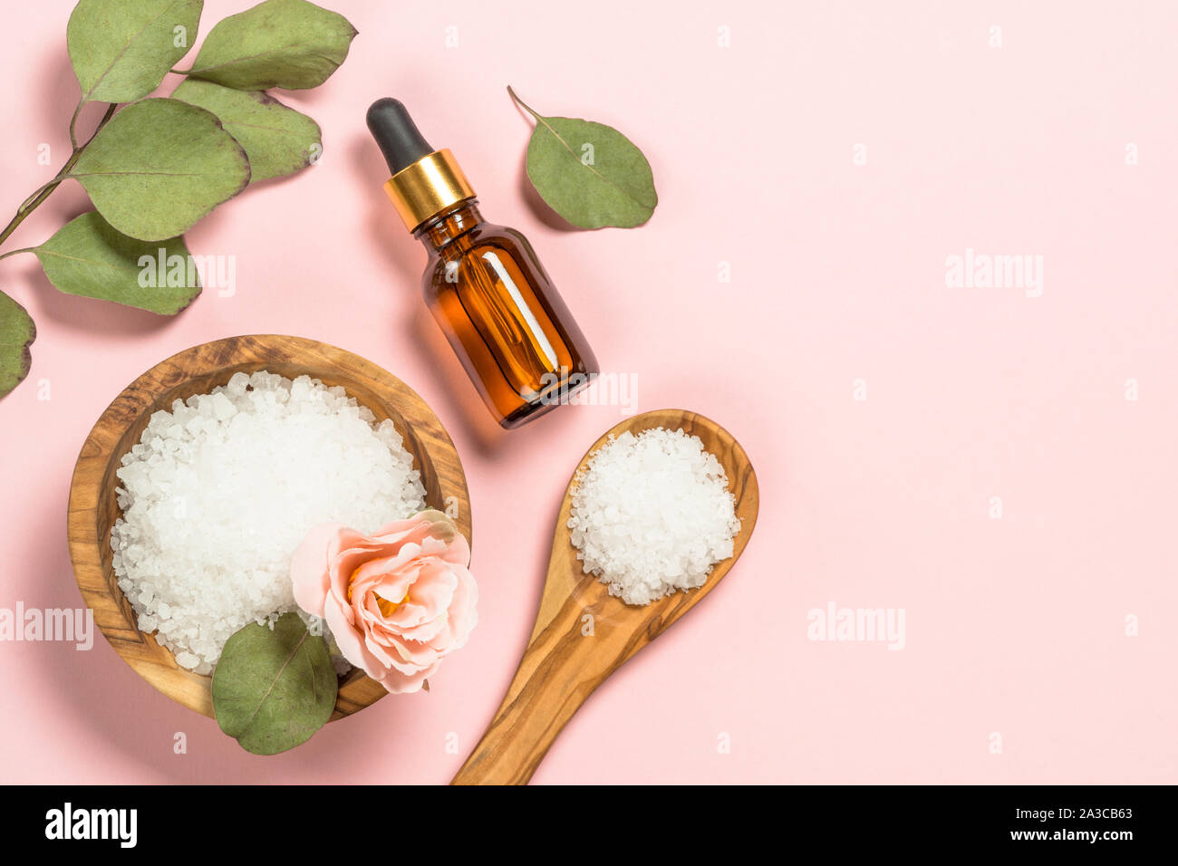 Spa flach Hintergrund mit Meersalz und kosmetische Öl auf Rosa. Stockfoto