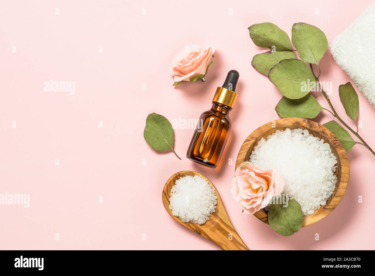 Spa flach Hintergrund mit Meersalz und kosmetische Öl auf Rosa. Stockfoto