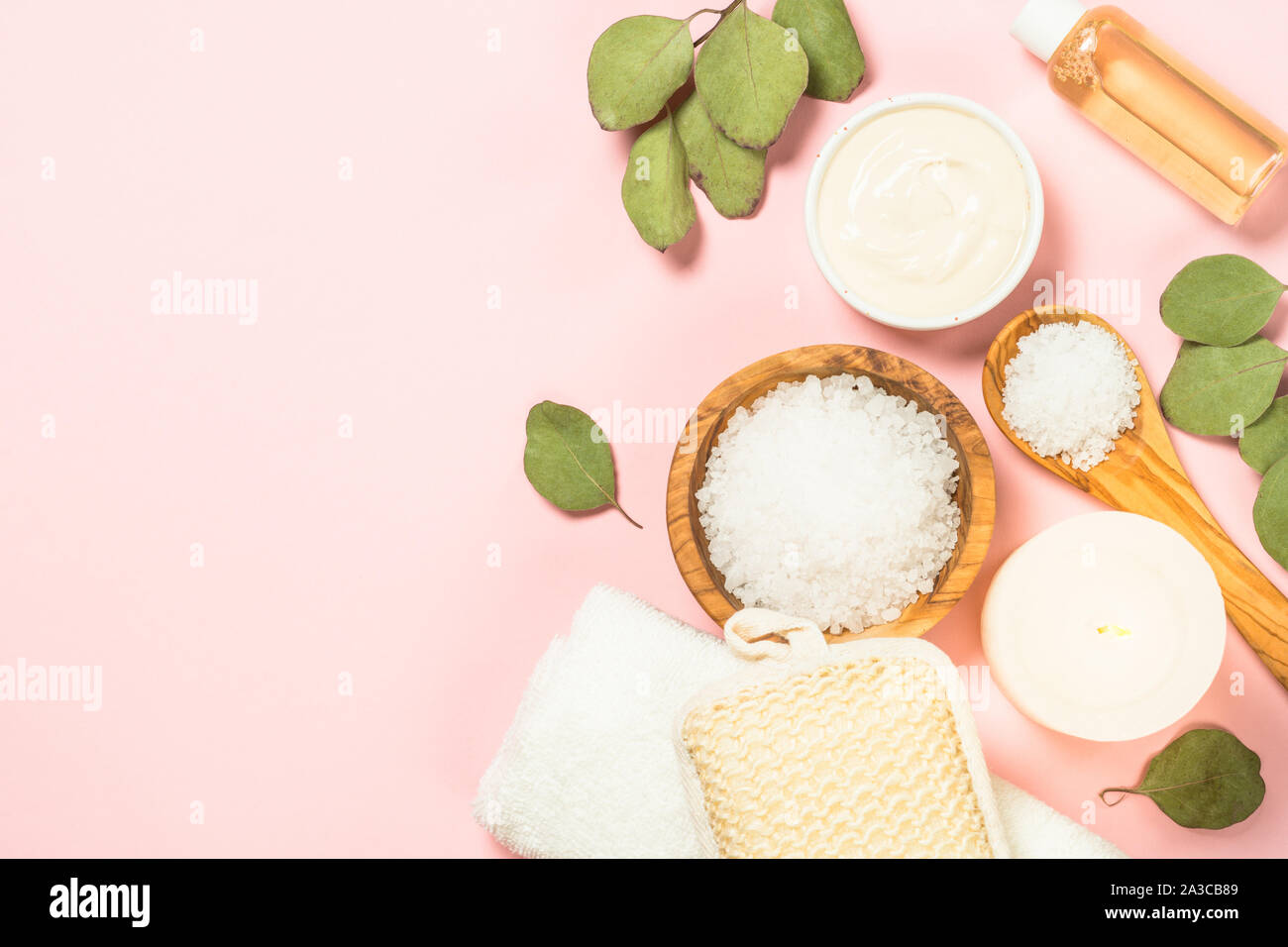 Spa Hintergrund mit natürlichen kosmetischen Produktes auf Rosa bakground, flach. Stockfoto