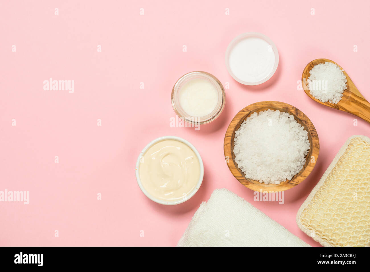 Spa flach Hintergrund mit Meersalz und kosmetische Öl auf Rosa. Stockfoto