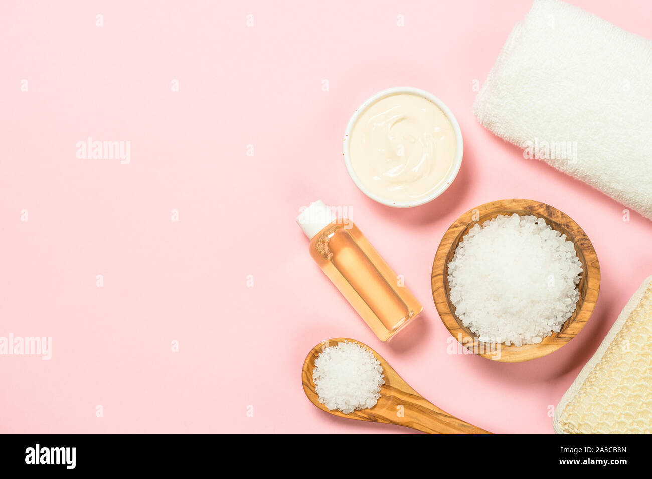 Spa flach Hintergrund mit Meersalz und kosmetische Öl auf Rosa. Stockfoto