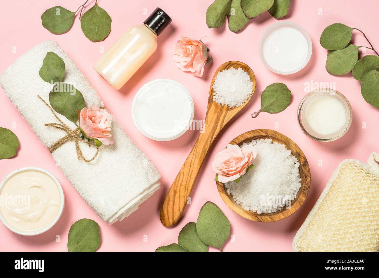 Spa Hintergrund mit natürlichen kosmetischen Produktes auf Rosa bakground, flach. Stockfoto