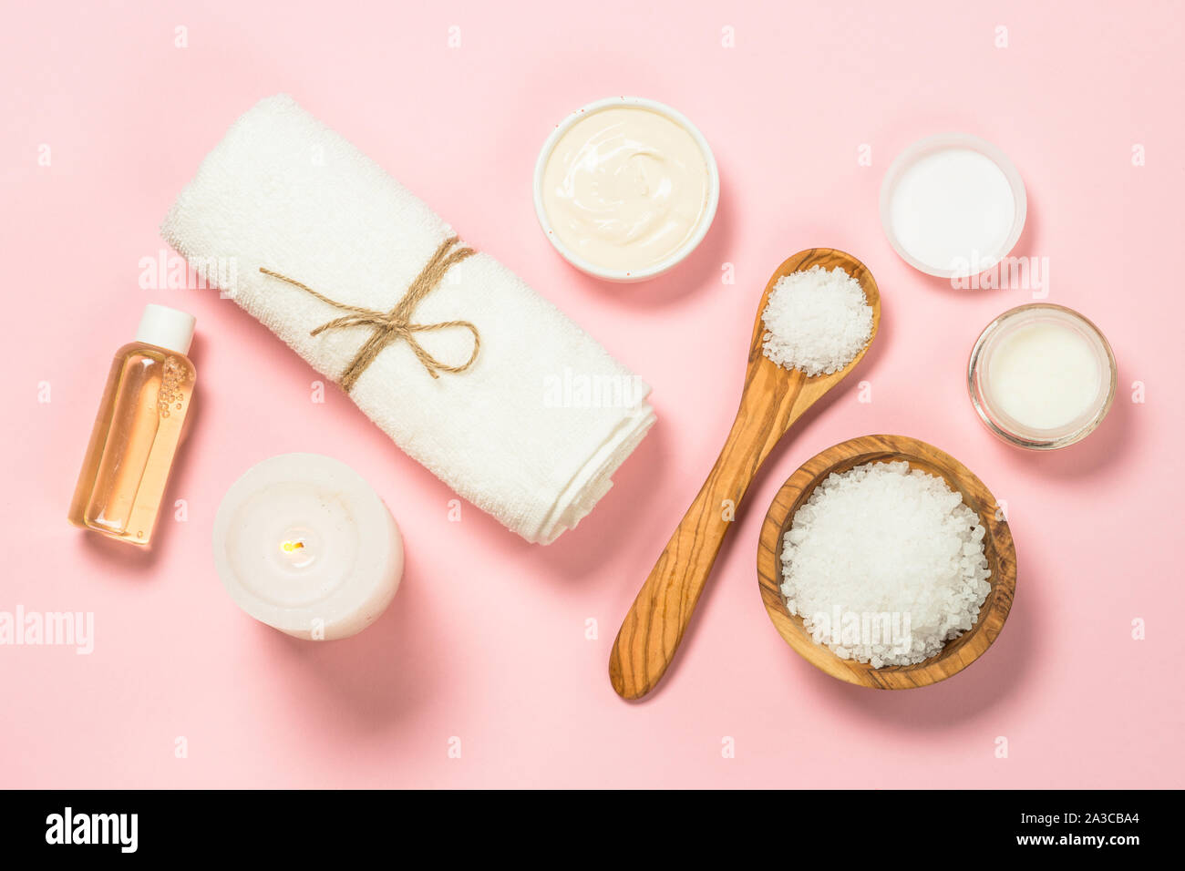 Spa Hintergrund mit natürlichen kosmetischen Produktes auf Rosa bakground, flach. Stockfoto