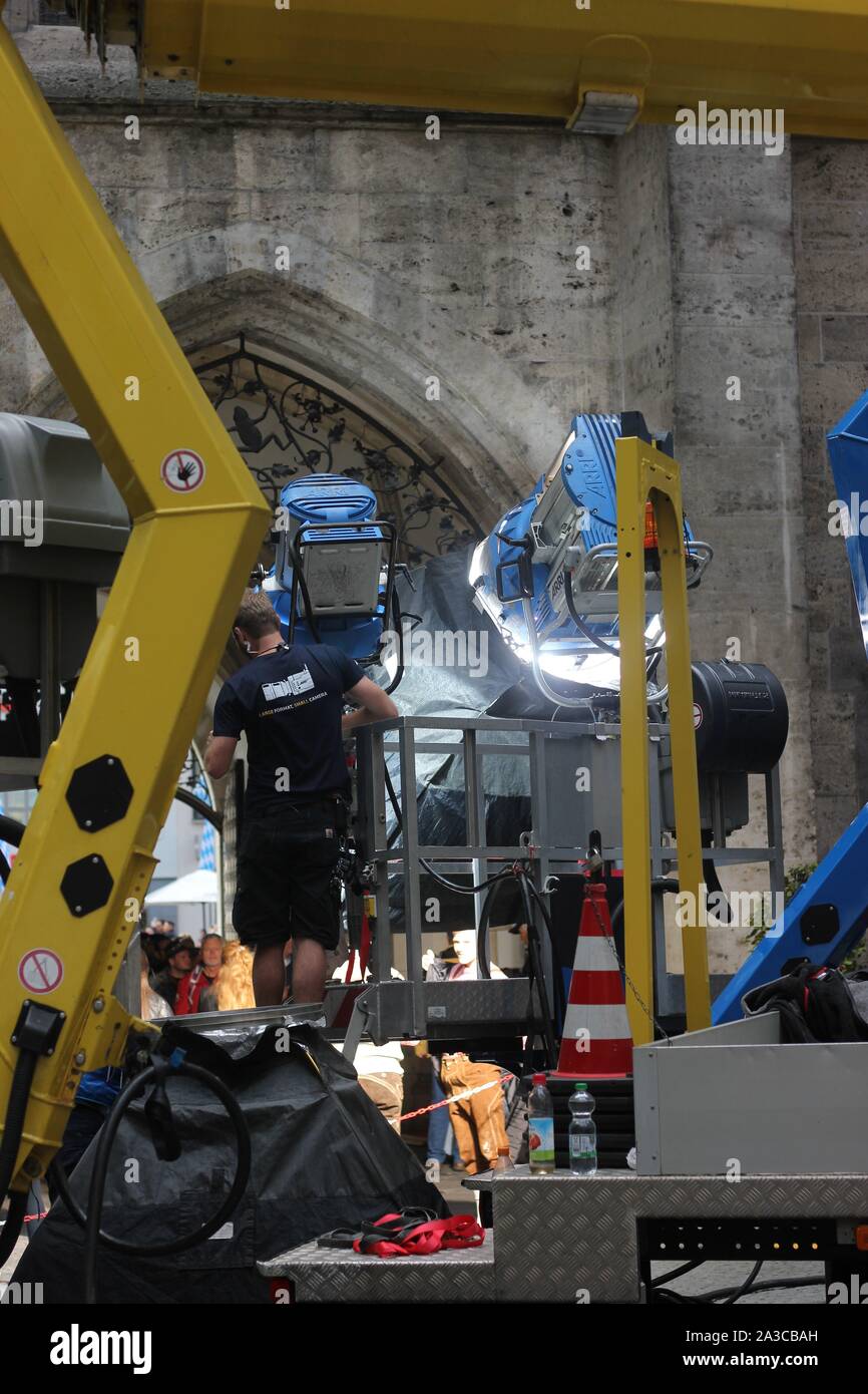 Strahler arbeiten mit Beleuchtung Kran für Dreharbeiten. Stockfoto