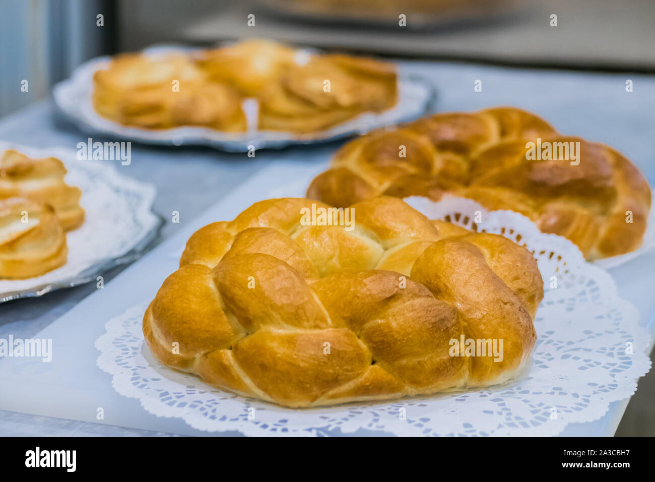 Frisch gebackenes Brot auf dem Teller in der Küche von Cafe, Restaurant oder einer Bäckerei Stockfoto
