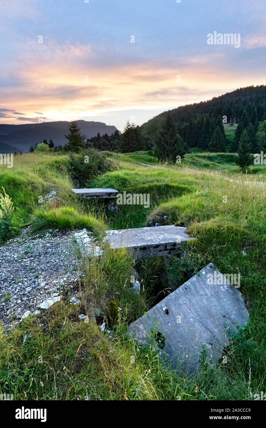 Spuren der Artillerie Positionen des Großen Krieges in der Einfassung Rasta. Asiago, der Provinz Vicenza, Venetien, Italien, Europa. Stockfoto