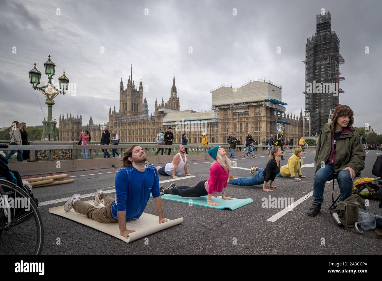 Aussterben Rebellion morgen Yoga Sessions auf belegte die Westminster Bridge. Die Umweltaktivisten beginnen zwei Wochen neue Welle von Protest Aktion verursacht Störungen an den wichtigsten Standorten in London und Westminster Bridge, Lambeth Brücke, der Trafalgar Square, Parlament und Smithfield Market sowie mehrere Straßenblockaden. Der Metropolitan Police haben über 1500 Festnahmen bestätigt. London, Großbritannien. Stockfoto