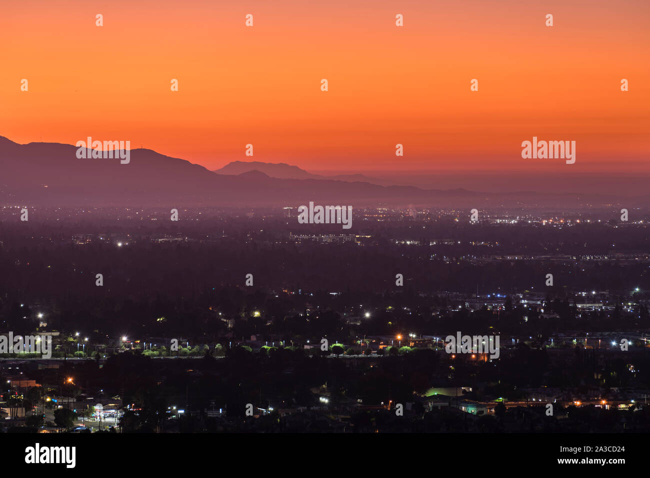 Dämmerung Blick Richtung Burbank von Chatsworth im San Fernando Valley Gegend von Los Angeles, Kalifornien. Stockfoto
