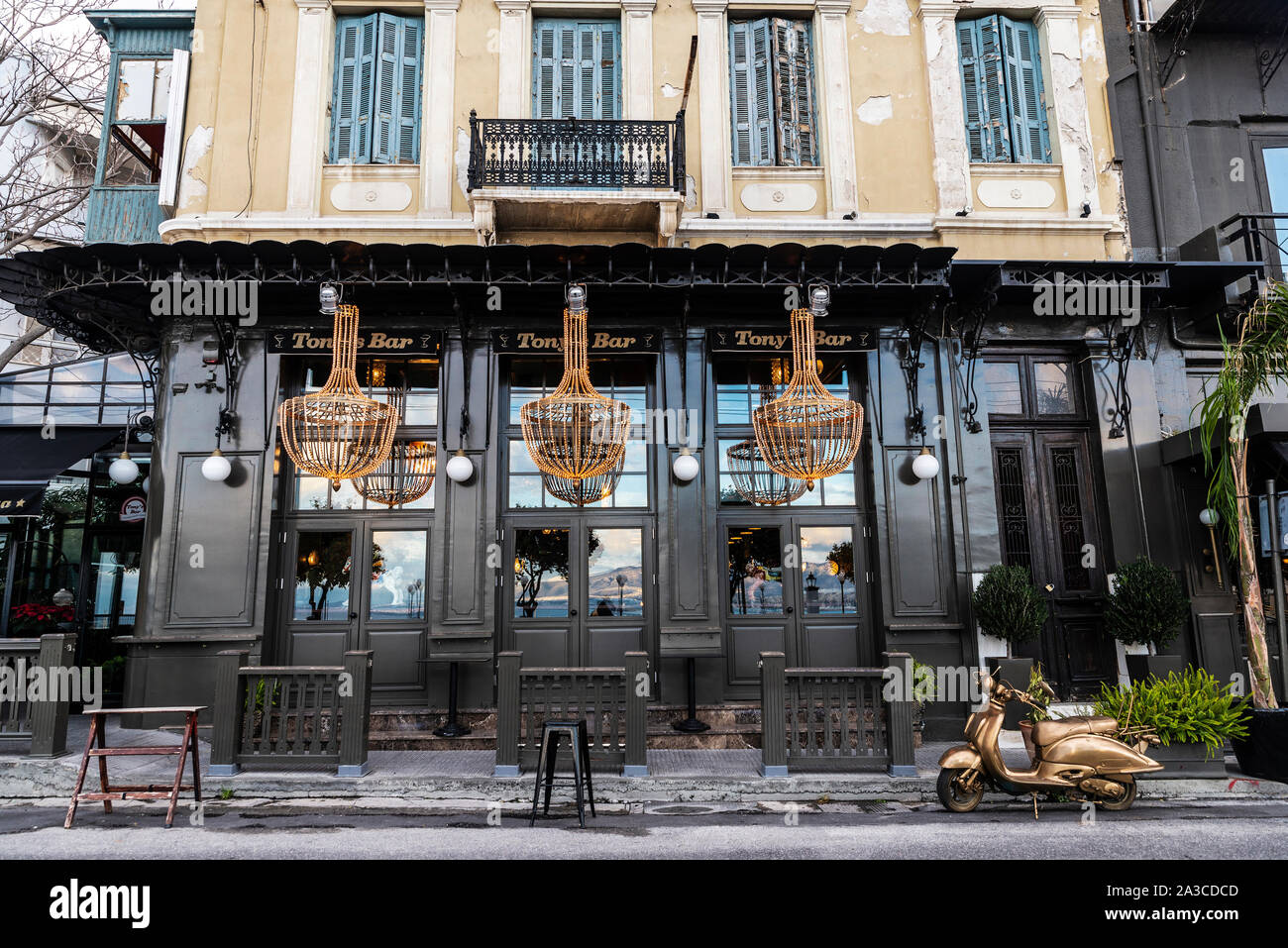 Athen, Griechenland - Januar 1, 2019: Bar namens Tony Bonanno mit einer Vespa in Gold als Dekoration in Athen, Griechenland, lackiert Stockfoto