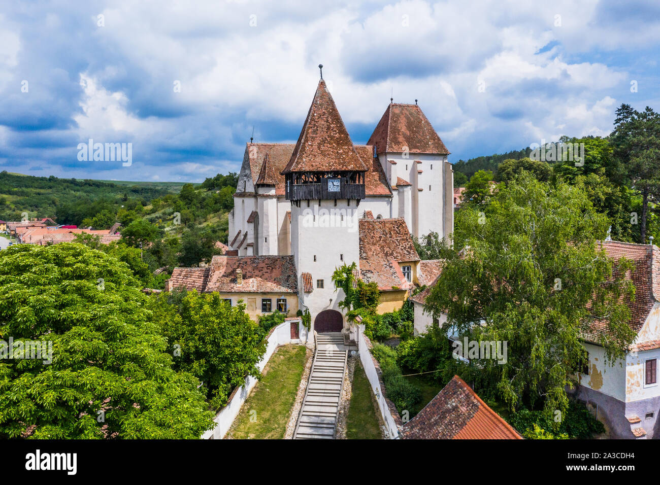 Luftaufnahme von Bazna/Baassen Wehrkirche. Sächsische Sehenswürdigkeiten in Siebenbürgen, Rumänien. Stockfoto