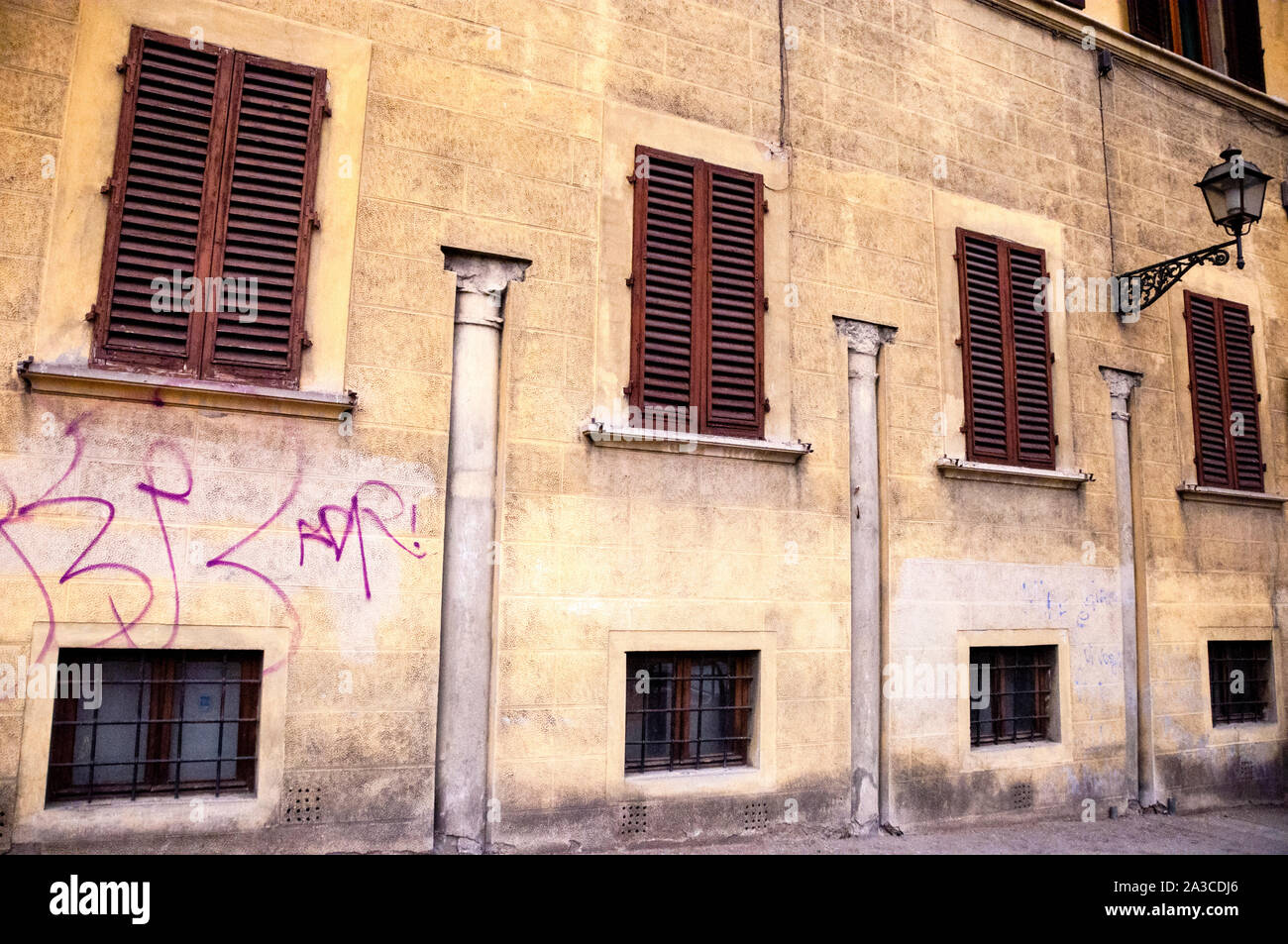 Säulen, die in eine Mauer in Florenz, Italien, eingebettet sind. Stockfoto