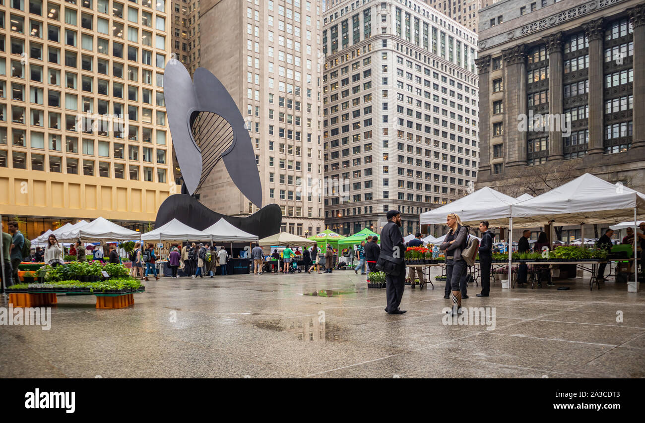 Chicago, Illinois, USA, 9. Mai 2019. Untitled massive Skulptur von Pablo Picasso an der Daley Plaza, Wolkenkratzer Hintergrund, Menschen um. Stockfoto