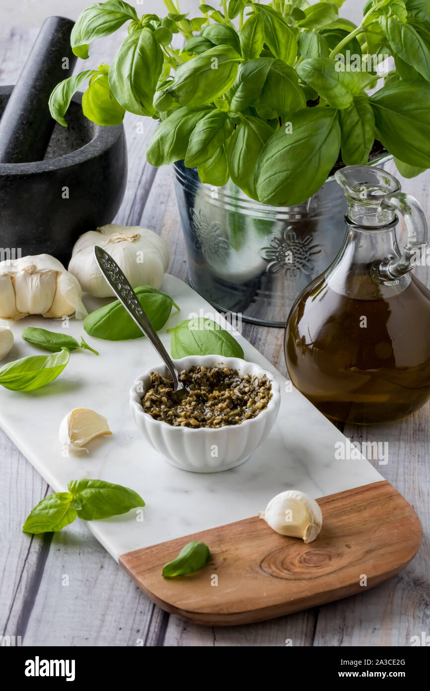 Pesto mit Pesto Zutaten. Stockfoto