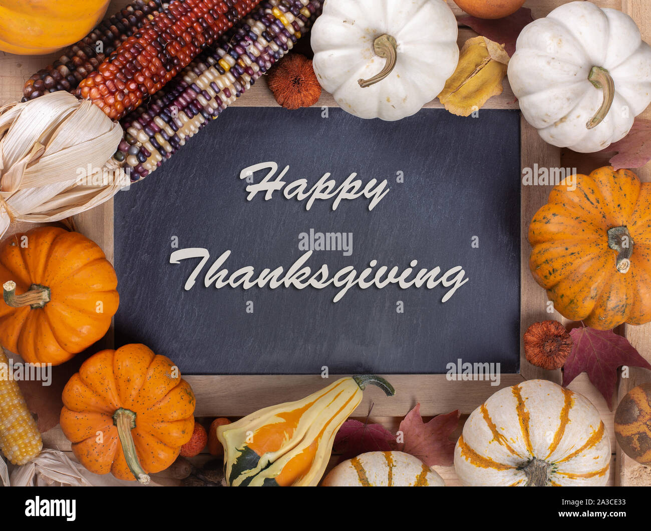 Happy Thanksgiving Text Auf Einer Schiefertafel Mit Bunten Mini Kurbisse Und Indischen Mais Begrenzt Geschrieben Stockfotografie Alamy