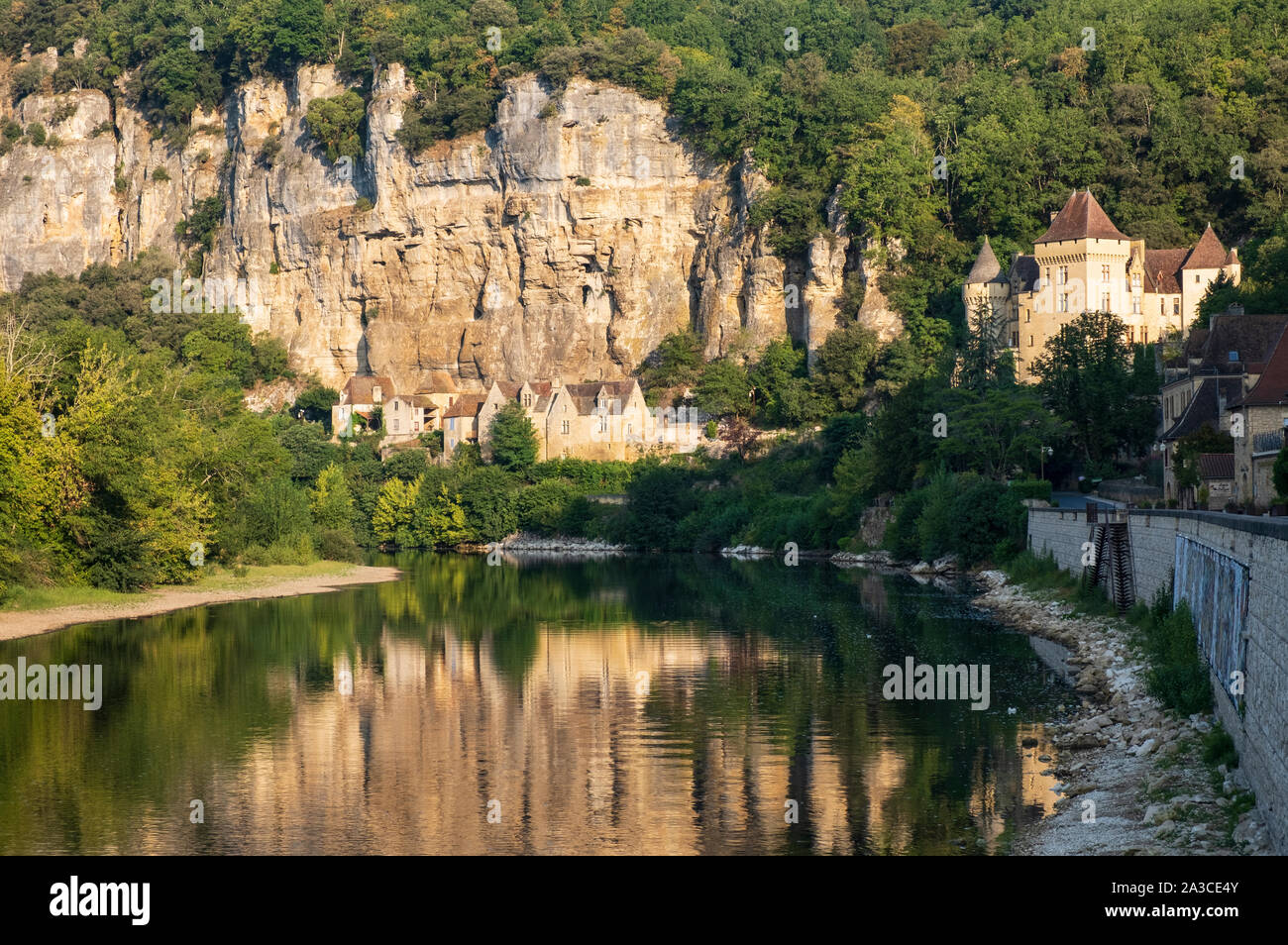 Tufa Kalkstein Schlucht vom Fluss Dordogne, La Roque Gageac, Perigord, Frankreich Stockfoto