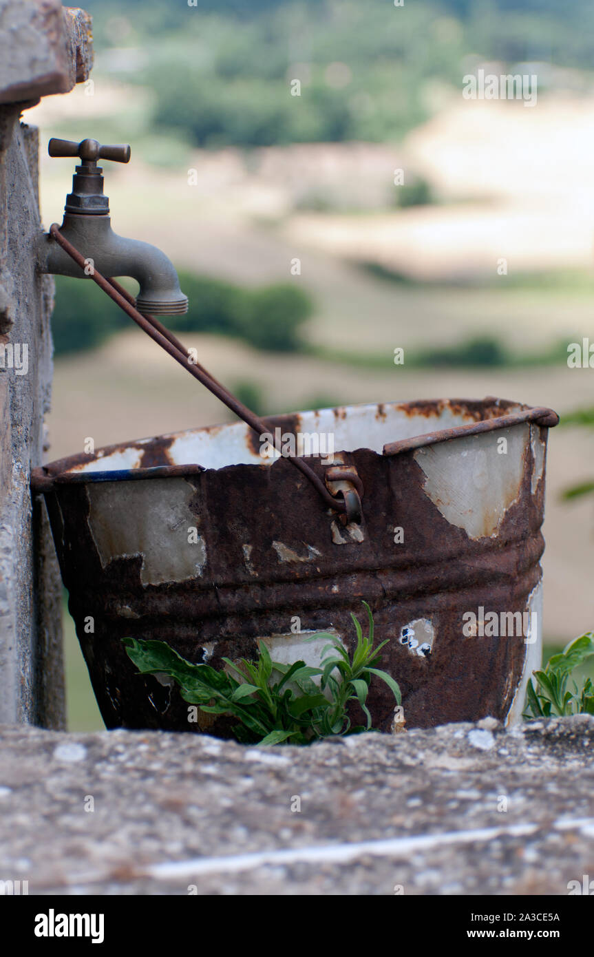 Rostiger Löffel in einem alten Vintage outdoor Faucet ohne Wasser. Mangel an Wasser. Mangel an Wasserressourcen Stockfoto