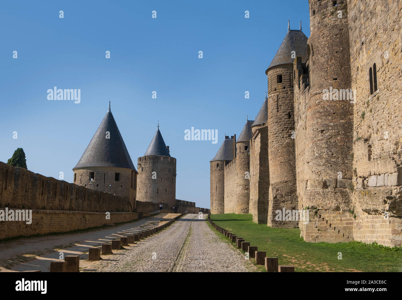 Mauern der Zitadelle, Carcassonne, Frankreich, La Cite ist die mittelalterliche Zitadelle, eine gut erhaltene Stadtmauer und eines der beliebtesten touristischen destinati Stockfoto