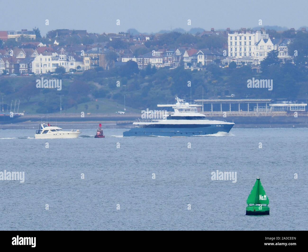 Sheerness, Kent, Großbritannien. 7. Oktober, 2019. Super Yacht 'Flying Manta" gesehen, die die Themse von Sheerness in Kent zur Mittagszeit. Sie ist eine der kleinsten Superyachten mit voller Hubschrauberlandeplatz Fähigkeiten - Der Hubschrauber wurde auf den Stern auf der Themse am 1. Oktober aber nicht auf dem Weg zurück nach unten gesehen. Credit: James Bell/Alamy leben Nachrichten Stockfoto