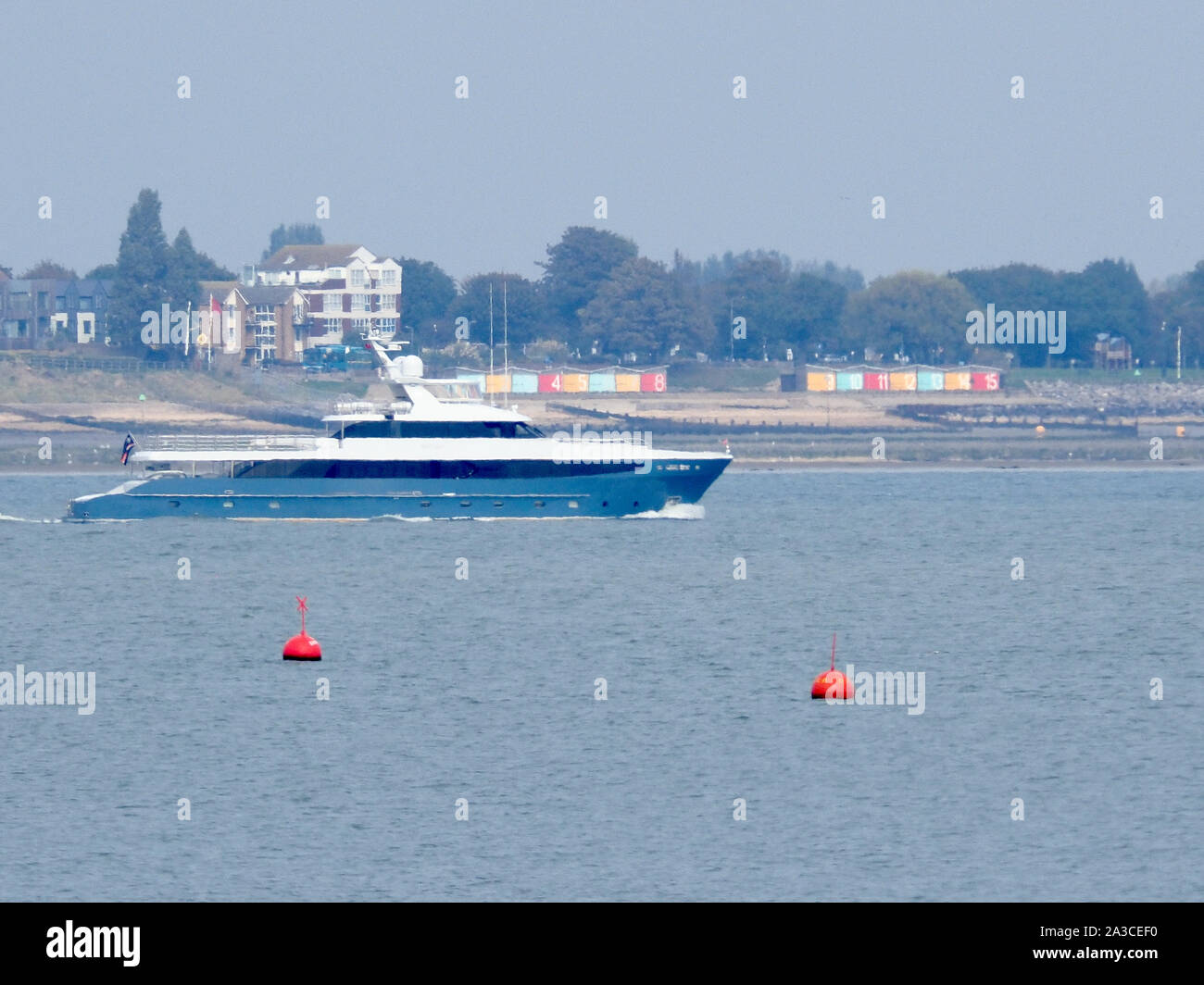 Sheerness, Kent, Großbritannien. 7. Oktober, 2019. Super Yacht 'Flying Manta" gesehen, die die Themse von Sheerness in Kent zur Mittagszeit. Sie ist eine der kleinsten Superyachten mit voller Hubschrauberlandeplatz Fähigkeiten - Der Hubschrauber wurde auf den Stern auf der Themse am 1. Oktober aber nicht auf dem Weg zurück nach unten gesehen. Credit: James Bell/Alamy leben Nachrichten Stockfoto