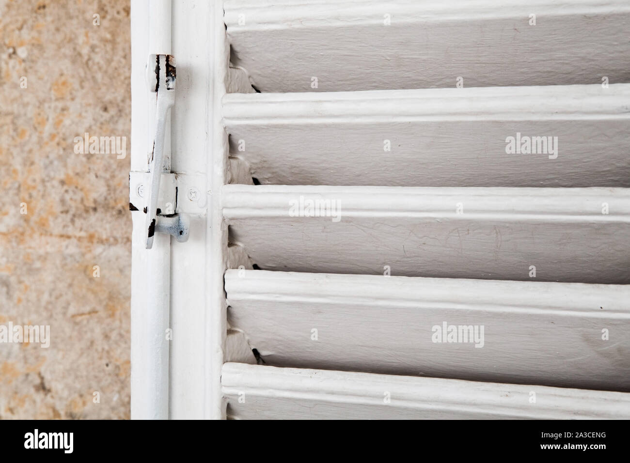 Weißen Fensterläden aus Holz, mit Verriegelung, Nahaufnahme mit selektiver Weichzeichner Stockfoto