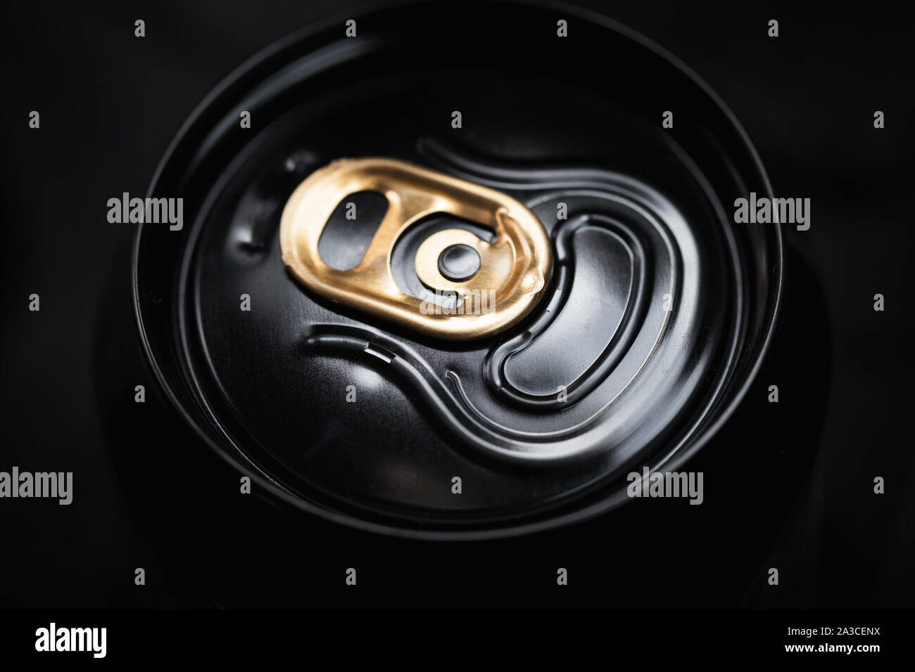 Geschlossen schwarz glänzend Aluminium kann mit goldenen Schlüssel, Luxus Soft drink Verpackung Stockfoto