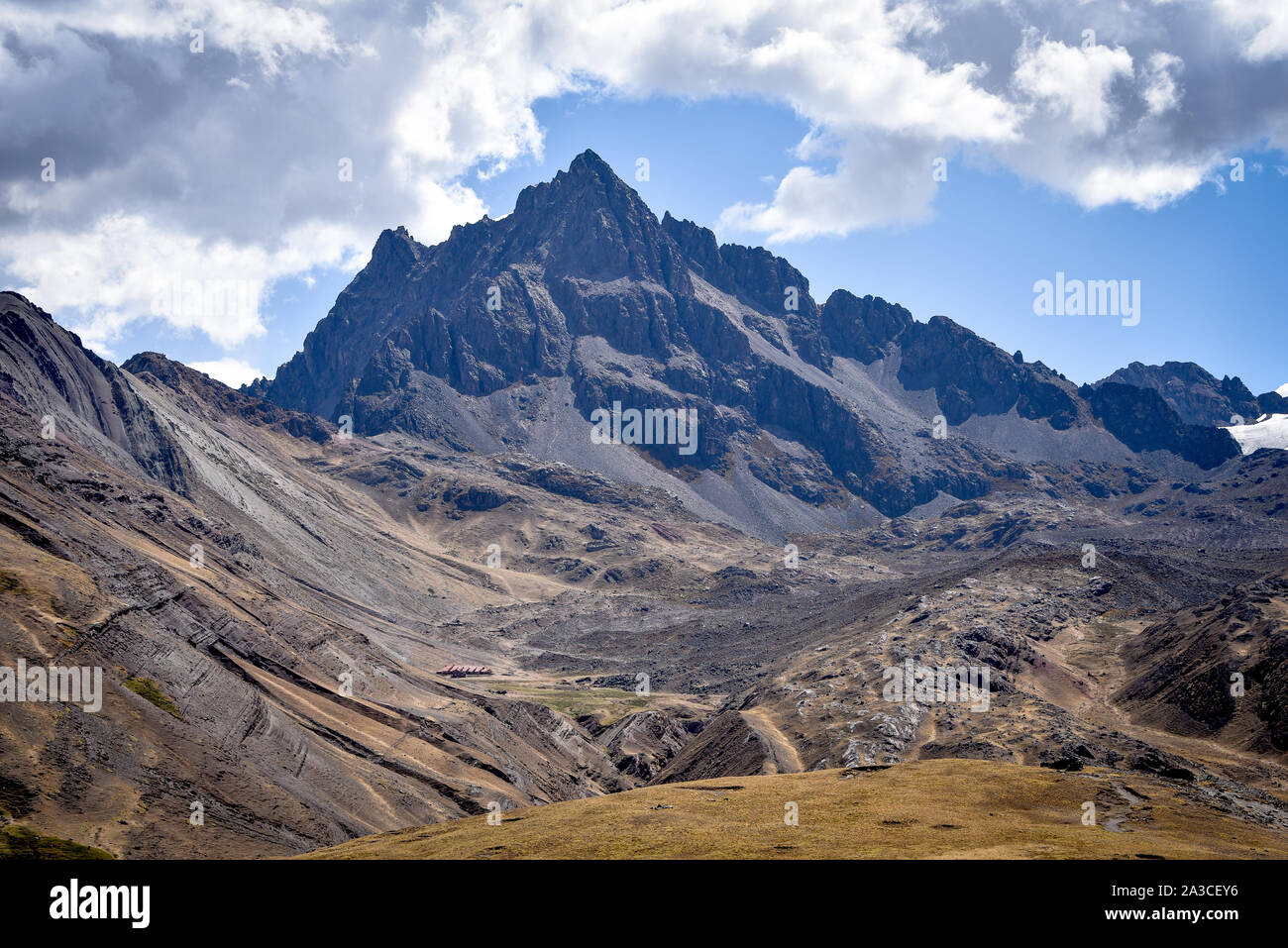 Dramatische Berge in der Nähe von Anantapata auf dem Ausangate Trek, Cusco, Peru Stockfoto