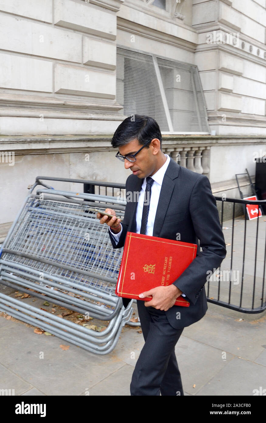 Rishi Sunak MP (Chief Secretary, Schatzamt) in Whitehall, Oktober 2019 Stockfoto