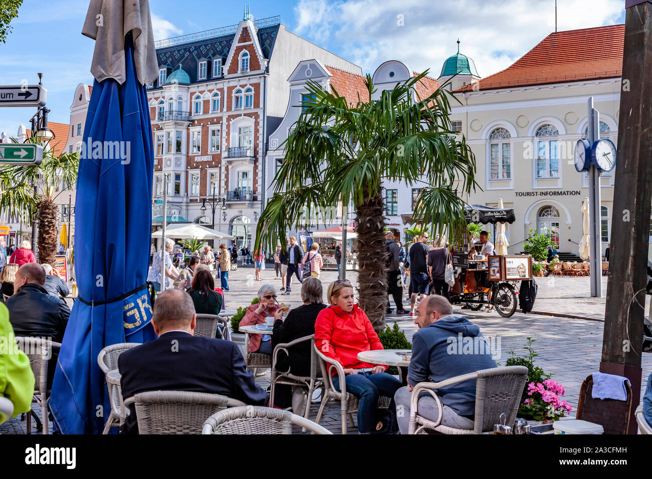 Menschen entspannend im Ital-Eis Restaurant auf dem Kröpeliner Straße einer belebten Einkaufsviertel in Rostock, Deutschland. Stockfoto