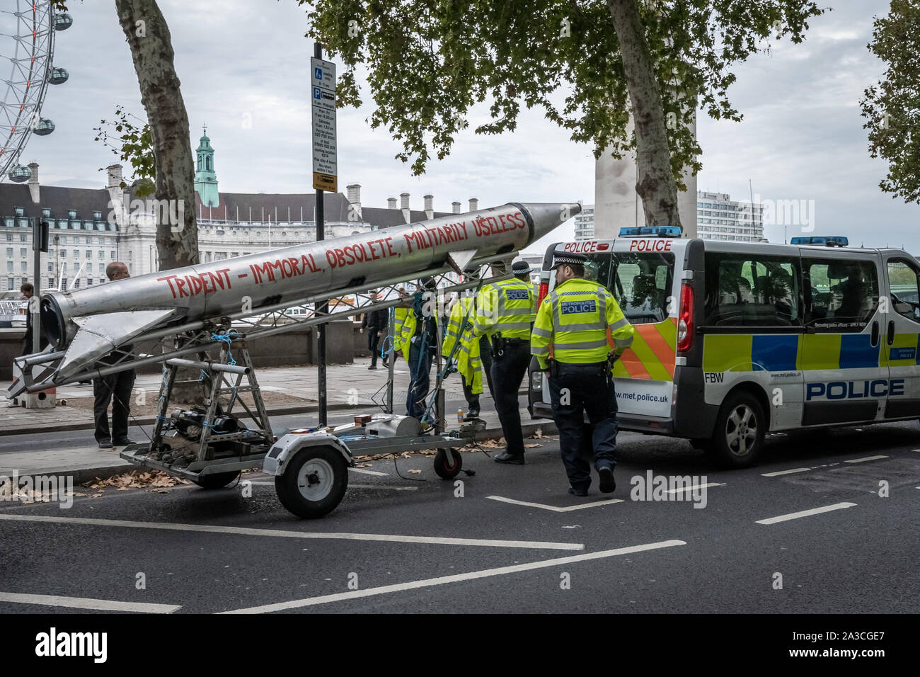 Polizei ergreift ein Modell Kopie einer Trident Raketen am Victoria Embankment, die aussterben Rebellion Demonstranten versuchten, vor dem Bundesministerium der Verteidigung Gebäude zu platzieren. Die Umweltaktivisten beginnen zwei Wochen neue Welle von Protest Aktion verursacht Störungen an den wichtigsten Standorten in London und Westminster Bridge, Lambeth Brücke, der Trafalgar Square, Parlament und Smithfield Market sowie mehrere Straßenblockaden. Der Metropolitan Police haben über 1500 Festnahmen bestätigt. London, Großbritannien. Stockfoto