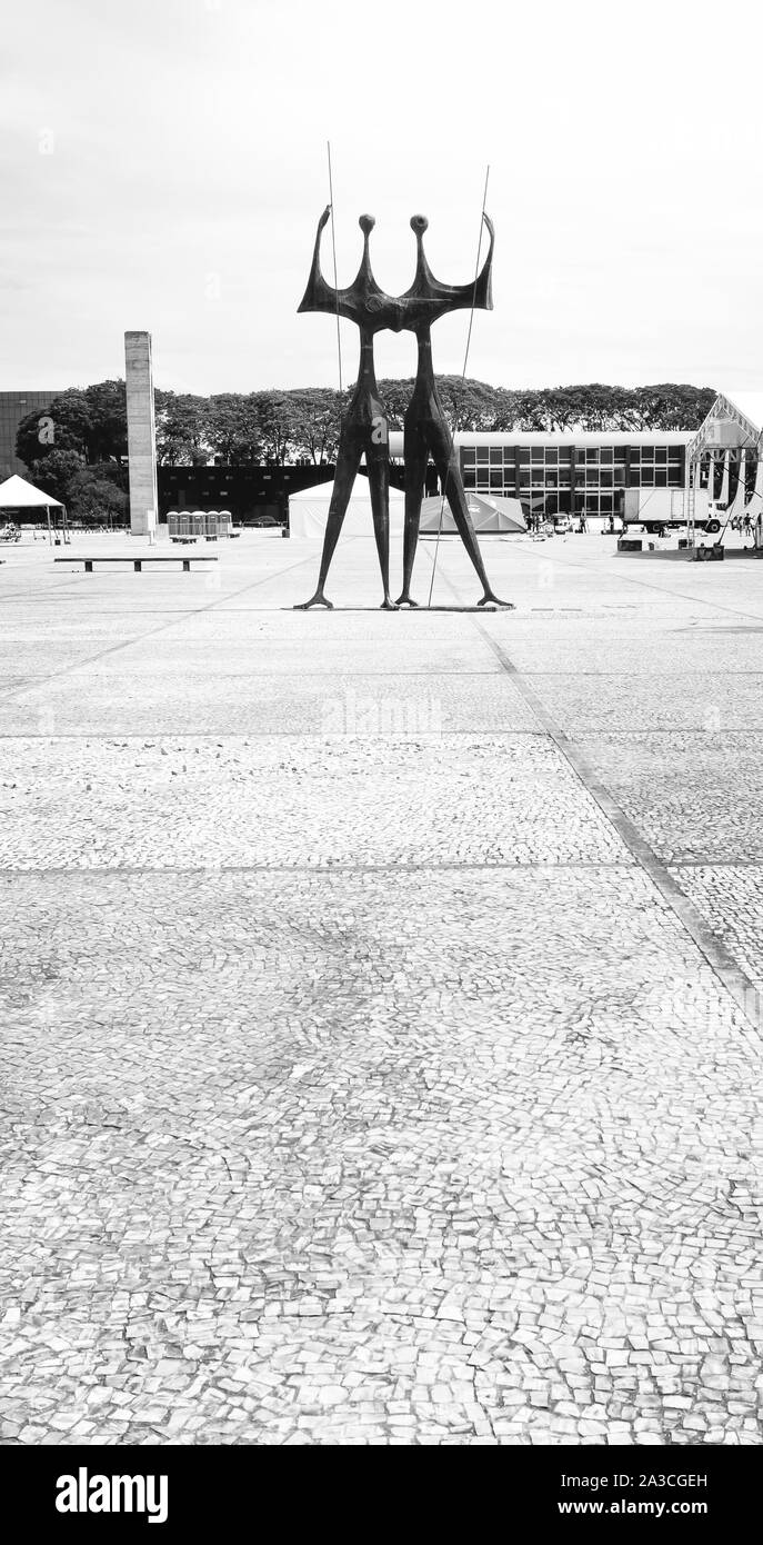 Foto der Skulptur 'Os Candangos' oder 'Dois Guerreiros" auf dem Platz der drei Mächte in der Stadt Brasilia entfernt. Stockfoto