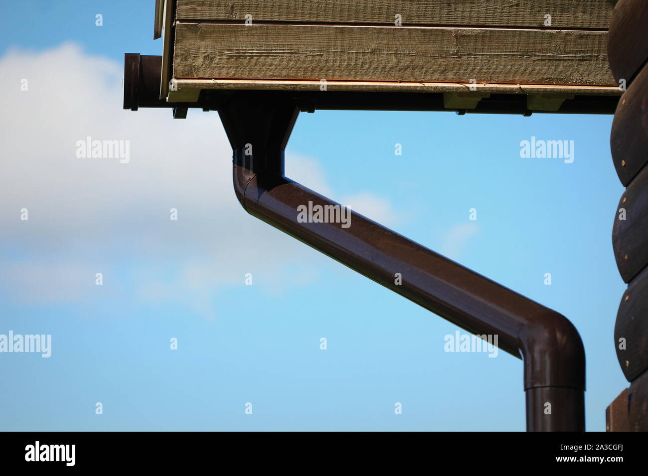 Regenrinne Pipeline System Installation. Dach- Konstruktion. Regenrinne System und Dach Schutz vor Schnee Stockfoto