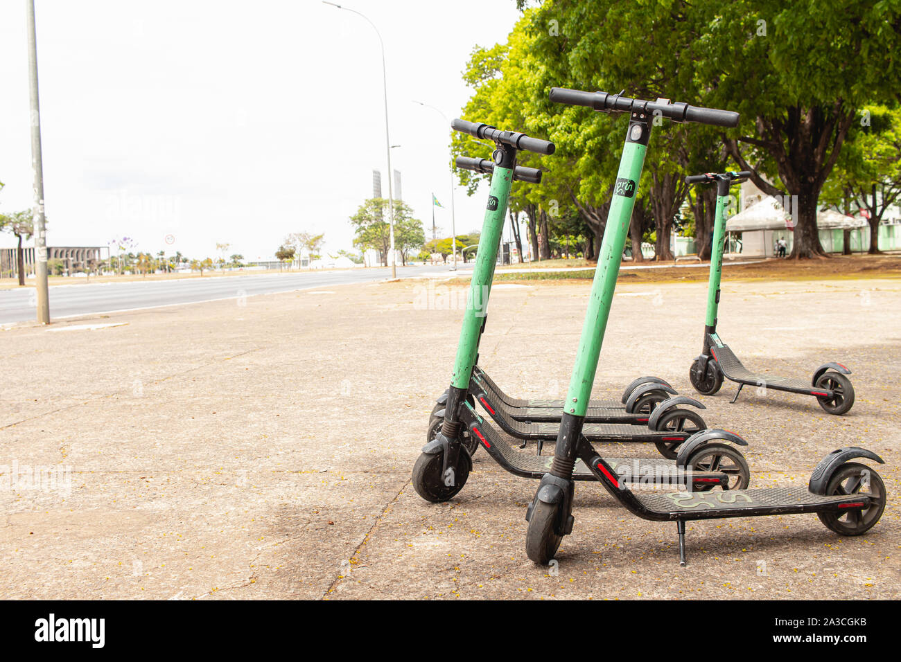 Fotografie von Grinsen Marke Elektroroller auf der Esplanade der Ministerien in der Stadt Brasilia. Stockfoto