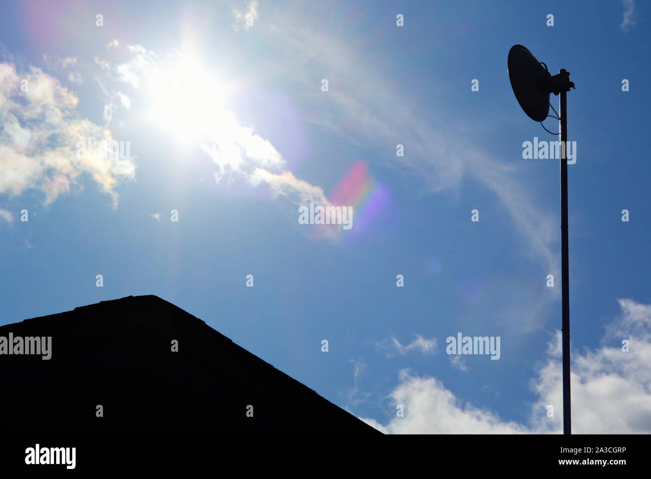 Drahtlose Gericht Silhouette gegen Sonne und Himmel Stockfoto