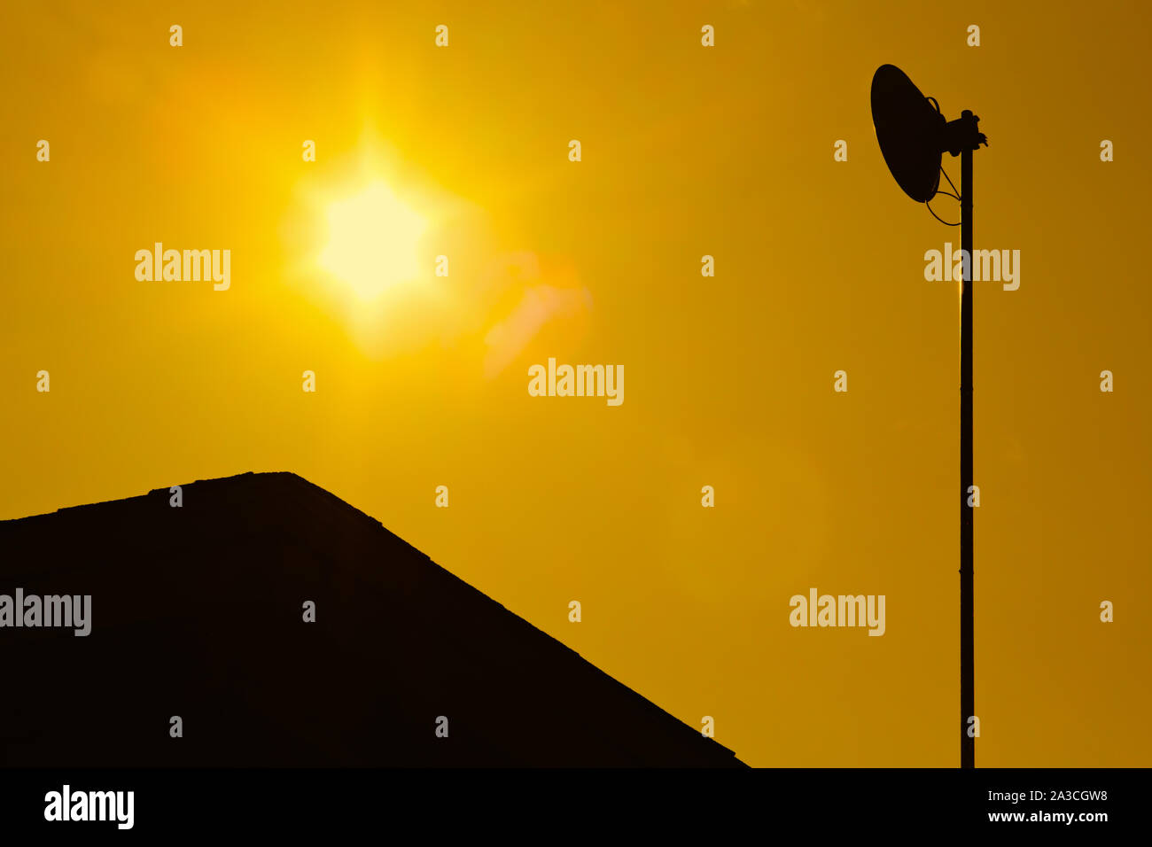 Drahtlose Gericht Silhouette gegen Sonne und Himmel Stockfoto