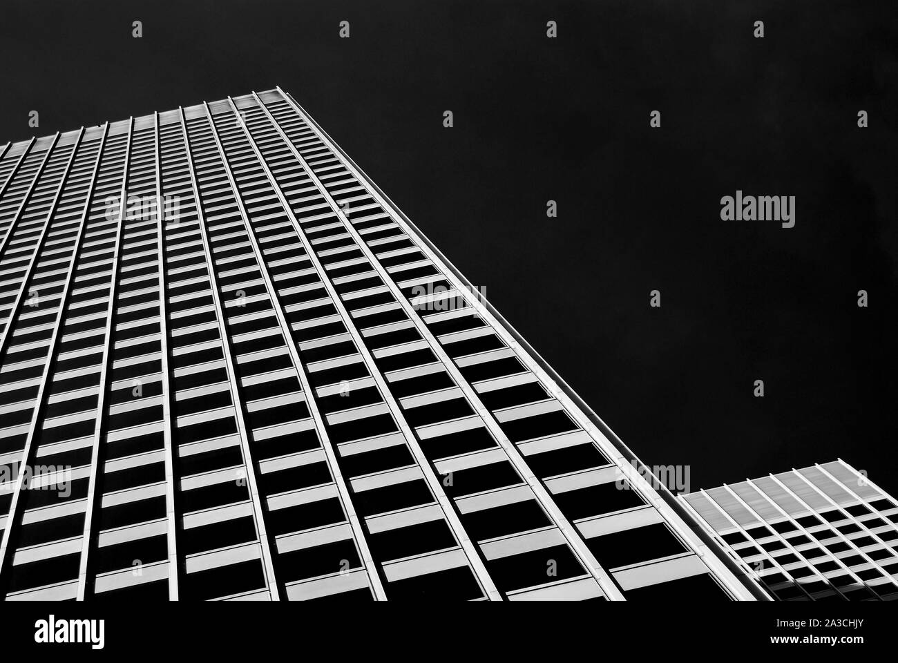 Abstrakte Hochhaus in Schwarz und Weiß Stockfoto