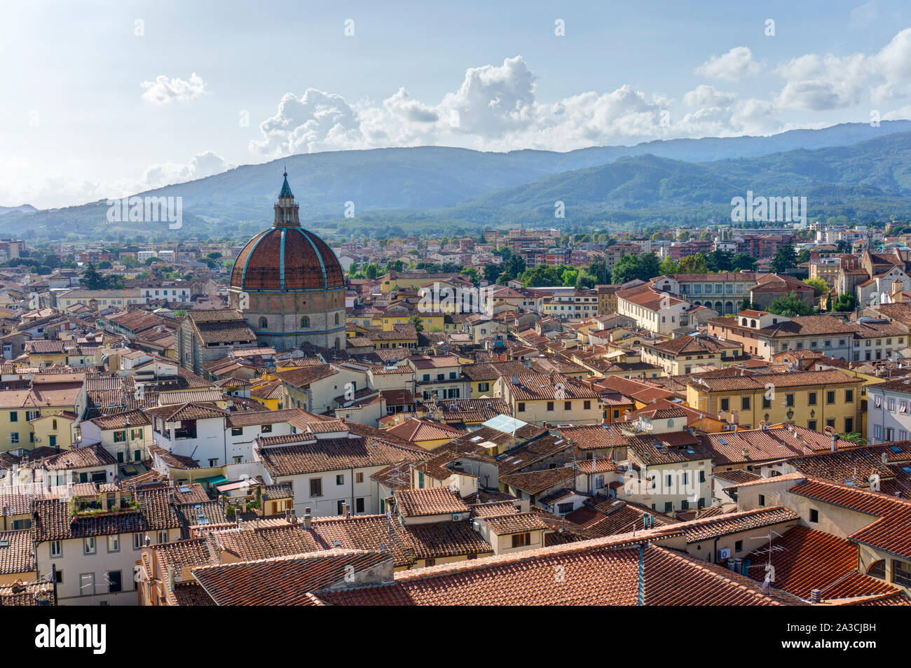 Luftaufnahme von Pistoia Stadt gewölbte basillica della Madonna dell angezeigt "umilita vom Glockenturm der Kathedrale, Toskana Italien Stockfoto