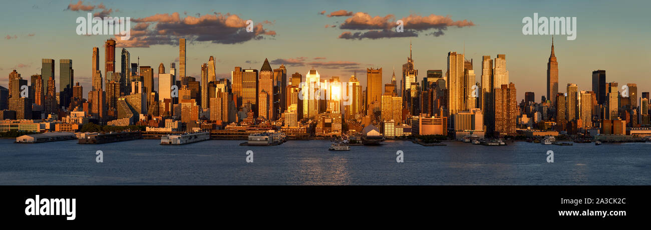 New York City Sonnenuntergang auf Midtown West und die Wolkenkratzer. Blick auf Manhattan, den Hudson River Banken Stockfoto