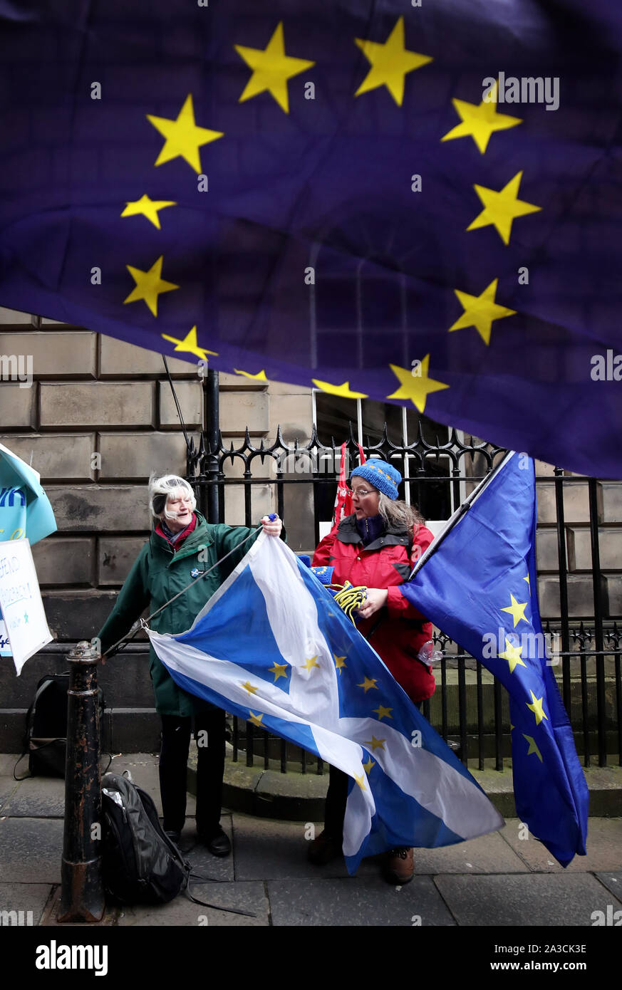 EU-Befürworter sammeln außerhalb des Gerichts Tagung in Edinburgh das Ergebnis der rechtlichen Petition ein Gericht um Premierminister Boris Johnson Brexit Extension suchen zu hören. Stockfoto