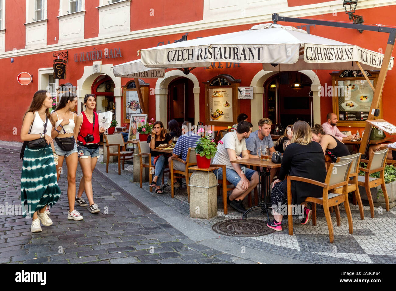 Prager Restaurant Leute an der Kreuzung von Charles Street und Liliova Street, tschechisches Restaurant Prag Altstadt Tschechische Republik Prag Karlova Street Stockfoto