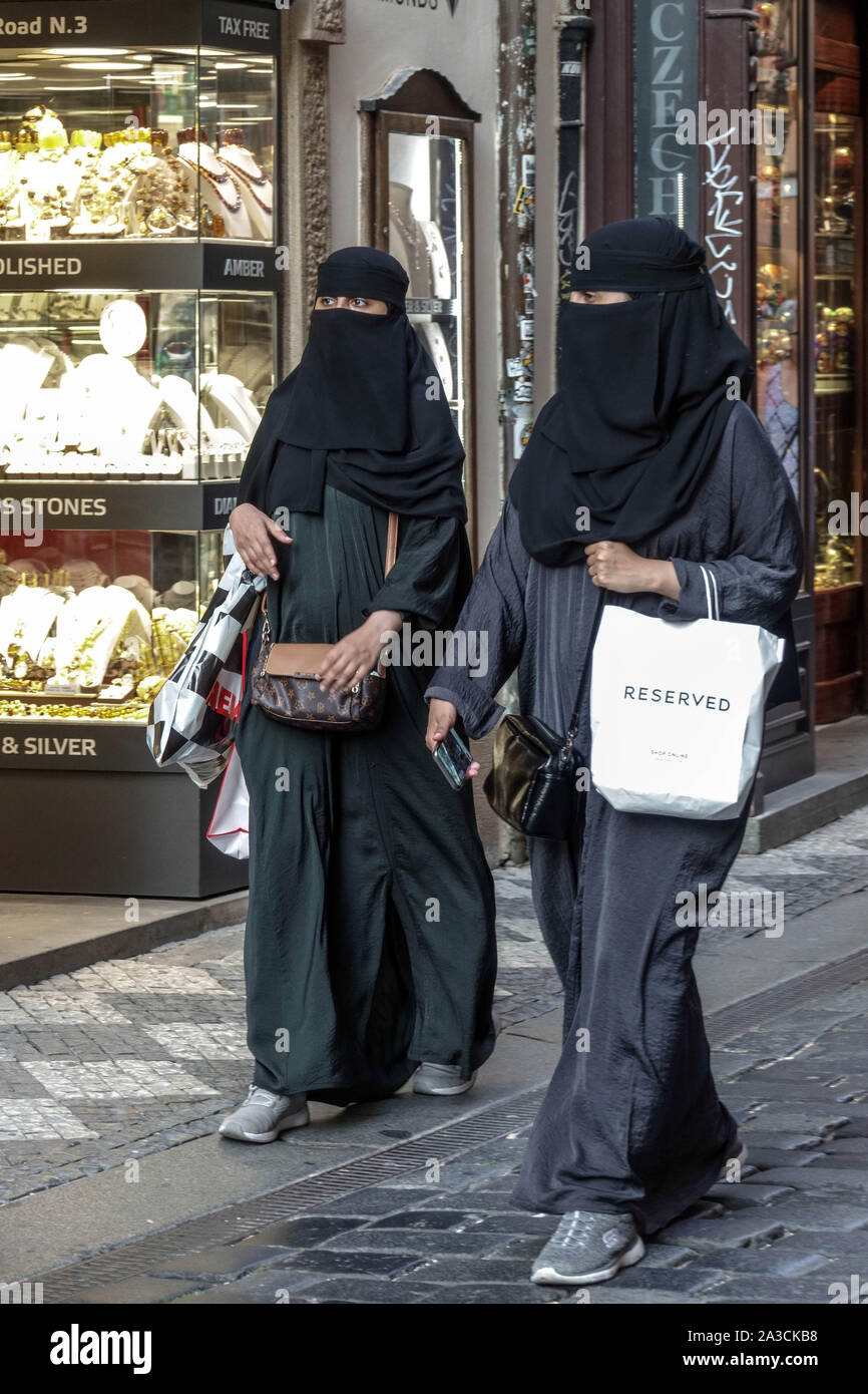 Zwei arabische Frauen kaufen in schwarzen Abayas Niqaab Kleidung versteckte Frauen Charles Street Prag Tschechische Republik Europa Frauen Luxus Shopping muslimische Frauen Stockfoto